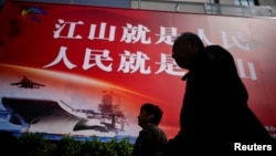 资料照:上海街头的一个巨幅宣传牌上写着“江山就是人民,人民就是江山”。(2023年4月10日)