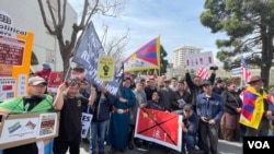 中国民主教育基金会主席方政带领成员参加了在中国驻旧金山领事馆前举行的纪念西藏起义65周年的集会。(周星晨摄影)