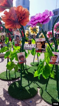 特拉维夫艺术馆“人质广场”上的艺术作品 (美国之音/唐丹鸿)