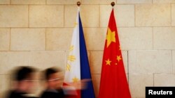 资料照:中国与菲律宾国旗