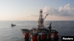在越南头顿海岸附近的一座深水钻井平台(2018年4月29日).