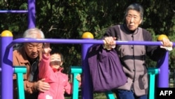 中国的一胎化政策被批评导致社会迅速老龄化,衍生出一系列经济和社会问题