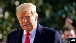 特朗普总统1月12日在白宫南草坪准备登上总统专机(美联社)