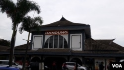 印尼第三大城市万隆现在的火车站。(美国之音朱诺拍摄,2016年2月28日)