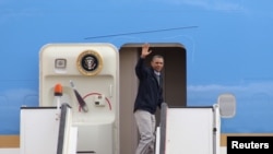 奥巴马总统3月23日在安曼机场登上空军一号座机时,向人们招手