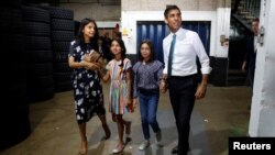 Ông Rishi Sunak, vợ là bà Akshata Murthy và hai con gái Anoushka, Krishna tham dự một sinh hoạt lãnh đạo của Đảng Bảo thủ tại Grantham, Anh, ngày 23/7/2022.