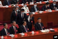 2022年10月22日,在北京人民大会堂举行的中共二十大闭幕式上,前中共总书记胡锦涛被警卫扶着离席。