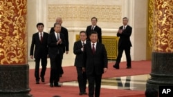 中共二十大新当选的中央政治局常委同会议代表们见面。走在最后的就是新任中央纪律委员会书记李希。