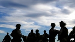 Архівне фото: українські військові проходять навчання на базі в Великій Британії, 12 жовтня 2022 року.