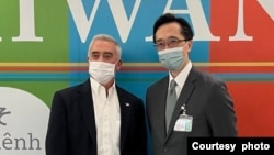 众议院情报委员会共和党成员温斯特鲁普(图左)2022年10月12日抵达台湾,展开为期三天访问。(照片来源:台湾外交部)