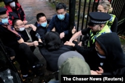 中国驻曼彻斯特领事馆工作人员正在把反中共“二十大” 的示威者扯入领事馆内进行殴打。(2022年10月16日)