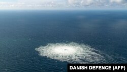 丹麦军方发布照片显示,丹麦波罗的海博恩霍尔姆岛海域的北溪二号管道天然气出现泄露。(2022年9月27日)