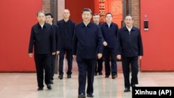 资料照片: 中共领导人习近平带领他的新班子到陕北参观延安革命纪念馆 (2022年10月27日);中共中央政治局常委(左起)赵乐际、王沪宁、蔡奇、习近平、李希、丁薛祥、李强。