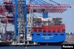 资料照:中国中远集团的集装箱船在德国汉堡港卸载。(2018年7月27日)