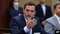 资料照片:共和党联邦众议员麦克·加拉格尔在国会参加一次共和党人的圆桌讨论会。(2021年8月30日)