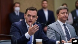 美国国会共和党籍众议员加拉格尔(Mike Gallagher)在一次活动中发言。(美联社资料图)