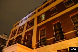 有示威者用雷射笔射向中国大使馆。 (摄影:美国之音郑乐捷)