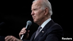 2022年10月6日,美国总统拜登在美国纽约州波基普西参观IBM公司后发表讲话.