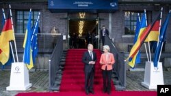 德国总理朔尔茨(左)和欧盟委员会主席冯德莱恩在柏林乌克兰重建会议大门前。2022年10月25日。