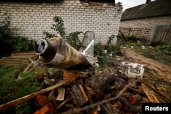 乌克兰顿涅茨克地区一户人家的花园里躺着一枚俄罗斯军队发射的导弹。(2022年10月4日)