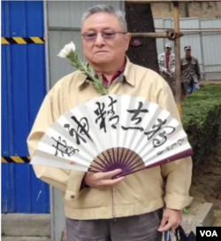 清华大学校友、《进出中组部》作者阎淮 (美国之音叶兵拍摄)