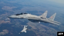 Архівне фото: два літаки Міг 29, Польща (Photo by RADOSLAW JOZWIAK / AFP)