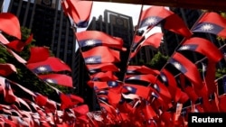 台湾桃园一个公园里悬挂起无数面台湾旗帜庆祝中华民国国庆双十节(2022年10月5日)