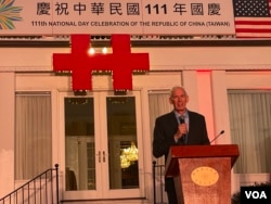 美国在台协会理事主席莫健2022年10月5日在驻美国台北经济文化代表处于华盛顿西北区双橡园举行的庆祝双十酒会中发表讲话。(美国之音锺辰芳拍摄)