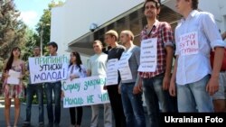 Polling officers and police officers wait in line as they prepare to go to their polling centers ahead of the first provincial polls in 25 years in Jaffna, a former war zone in northern Sri Lanka, about 400 kilometres (249 miles) north of Colombo.