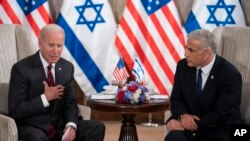 အမေရိကန်သမ္မတ Joe Biden (ဝဲ) အစ္စရေးအိမ်စောင့်အစိုးရ ဝန်ကြီးချုပ် Yair Lapid တို့ အစ္စရေးနိုင်ငံ၊ ဂျေရုစလင်မှာ တွေ့ဆုံစဉ်။ (ဇူလိုင် ၁၄၊ ၂၀၂၂)