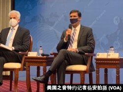 美国前国防部长埃斯珀(右) 在7月19日的访台记者会上,阐述美国一中政策失效的原因。