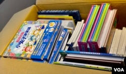 准备售卖儿童书籍的香港人书展参展商Anna表示,收到业主通知终止场地租约,即日收拾好参展书籍离场 (美国之音/汤惠芸)