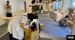 香港人书展参展商工作人员收到通知业主临时取消场地租约,即时收拾摊位书籍及物资准备离场 (美国之音/汤惠芸)