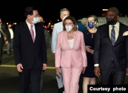 2022年8月2日晚,台湾外交部长吴钊燮(左)在松山机场迎接到访的美国国会众议院议长佩洛西(中)。