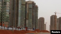 资料照:中国内蒙古鄂尔多斯市的烂尾楼 (2011年5月11日)