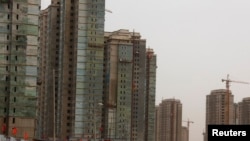 资料照:中国内蒙古鄂尔多斯市的烂尾楼 (2011年5月11日)