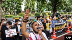 မြန်မာနိုင်ငံမှာ တနင်္ဂနွေနေ့က စစ်အစိုးရကို ဆန့်ကျင်ဆန္ဒပြသူတွေကို မှတ်တမ်းရုပ်ရှင်သွားရောက်ရိုက်ကူးရင်း ဖမ်းဆီးခံရသူ ဂျပန်သတင်းထောက်
Toru Kubota ကိုပြန်လွှတ်ပေးဖို့ တိုကျိုသံရုံးရှေ့မှာ ဆန္ဒပြနေသူများ (ဇူလိုင် ၃၁၊ ၂၀၂၂)