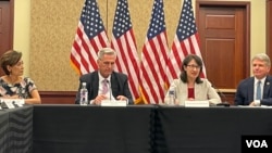 由美国众议院共和党人组成的中国工作组7月20日邀请台湾驻美代表萧美琴(右2)参加在国会山举行的一场关于台湾策略的圆桌会,右3为众议院少数党领袖麦卡锡,右1为中国工作组主席麦考尔,左1为加州众议员金映玉 (美国之音锺辰芳拍摄)