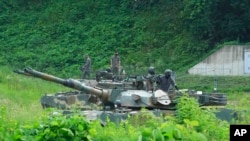 တောင်ကိုရီးယားစစ်သည်တွေ စစ်ရေးလေ့ကျင့်ဖို့ ပြင်ဆင်နေစဉ်။ (ဇူလိုင် ၂၇၊ ၂၀၂၂)