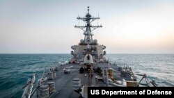 资料照片:阿利伯克级导弹驱逐舰约翰·麦凯恩号于2021年2月4日例行通过台湾海峡。