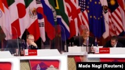 资料照片:澳大利亚储备银行行长菲利普·洛威(Philip Lowe)和澳大利亚财政部长吉姆·查莫斯(Jim Chalmers)在印度尼西亚巴厘岛出席二十国集团(G20)财长和央行行长会议。(2022年7月15日)