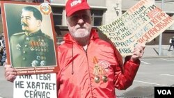 2013年5月1日俄罗斯共产党在莫斯科市中心组织游行集会,其中的一名斯大林支持者。