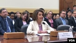 2019年6月4日,美国众议院议长佩洛西(House Speaker Nancy Pelosi, D-CA)出席天安门事件30周年听证会。(美国之音记者李逸华拍摄)