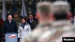 Міністр оборони Польщі Антоні Мацеревич і прем’єр-міністр Беата Шидло вітають американських військовослужбовців