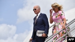 资料照片:美国总统乔·拜登与第一夫人吉尔·拜登在南卡罗莱纳州的北查尔斯顿的查尔斯顿走下“空军一号”专机。(2022年8月16日)