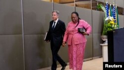 美国国务卿布林肯2022年8月8日与南非国际关系与合作部长潘多尔(Naledi Pandor)共同见记者后离开会场。(路透社)