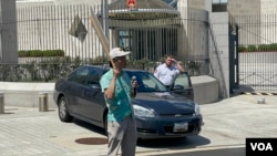 台美人2022年8月12日在中国驻美大使馆前抗议中国因美国众议院议长佩洛西访台在台湾周边实弹演习,图为前北美洲台湾人教授协会会长吴倍茂(美国之音锺辰芳拍摄)