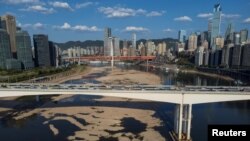 中国重庆段长江因干旱裸露的河床。(2022年8月18日)