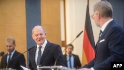 德国总理奥拉夫·朔尔茨 (左) 在布拉格与捷克总理彼得·菲亚拉举行联合记者会。(2022年8月29日)