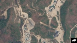 မြန်မာနိုင်ငံမြောက်ပိုင်း၊ ကချင်ပြည်နယ်၊ မြစ်ကြီးနားမြို့နယ်အတွင်း တရုတ်နယ်စပ်မှာ တရားမဝင် မြေရှားသတ္တု တူးဖော်ထုတ်ယူနေတဲ့မြင်ကွင်း။ (သြဂုတ် ၃၊ ၂၀၂၂)